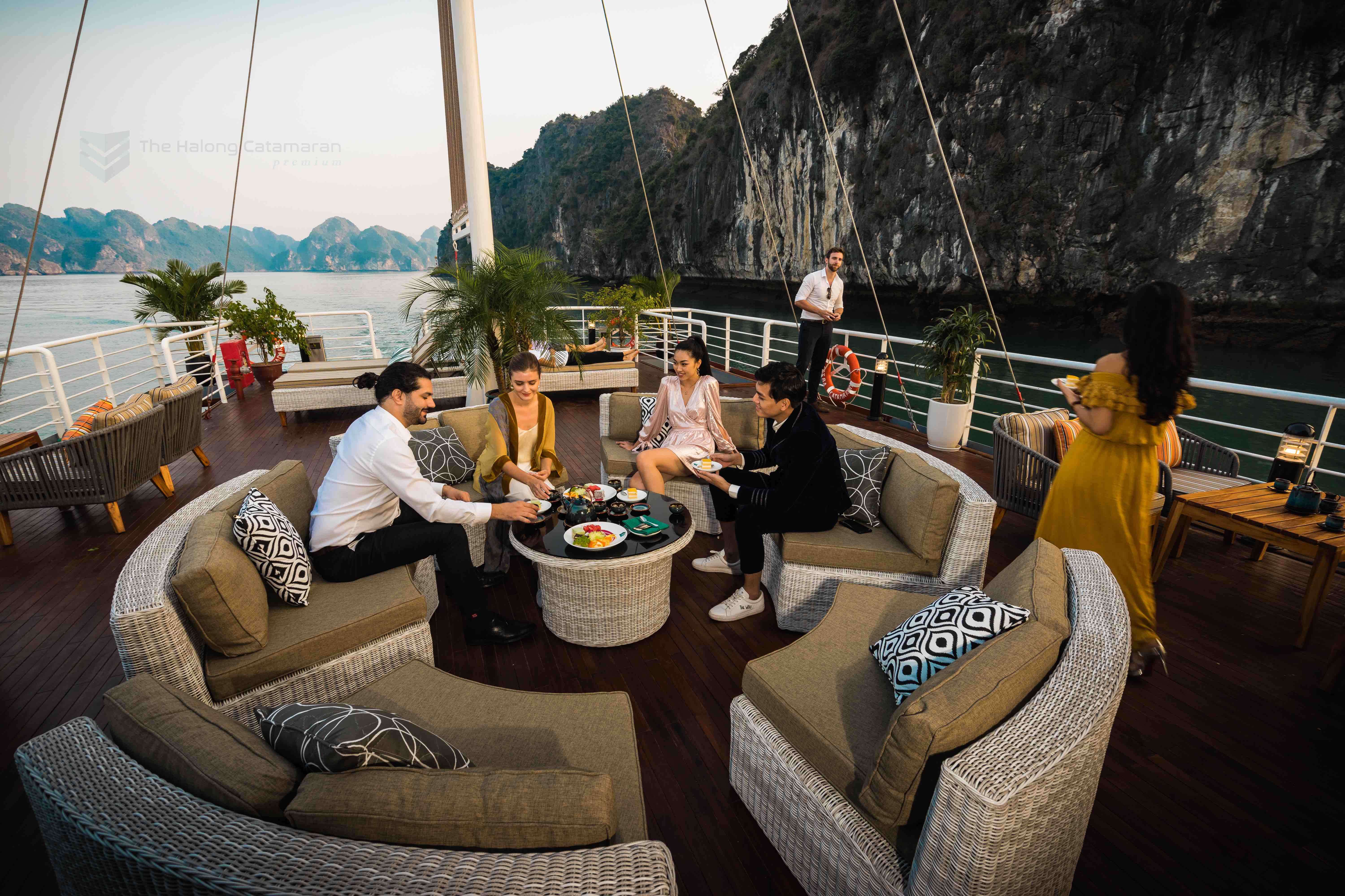 Du Thuyền 5* Ngày Catamaran Hạ Long